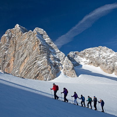 Schneeschuhwanderer auf dem Weg am Dachstein Gletscher